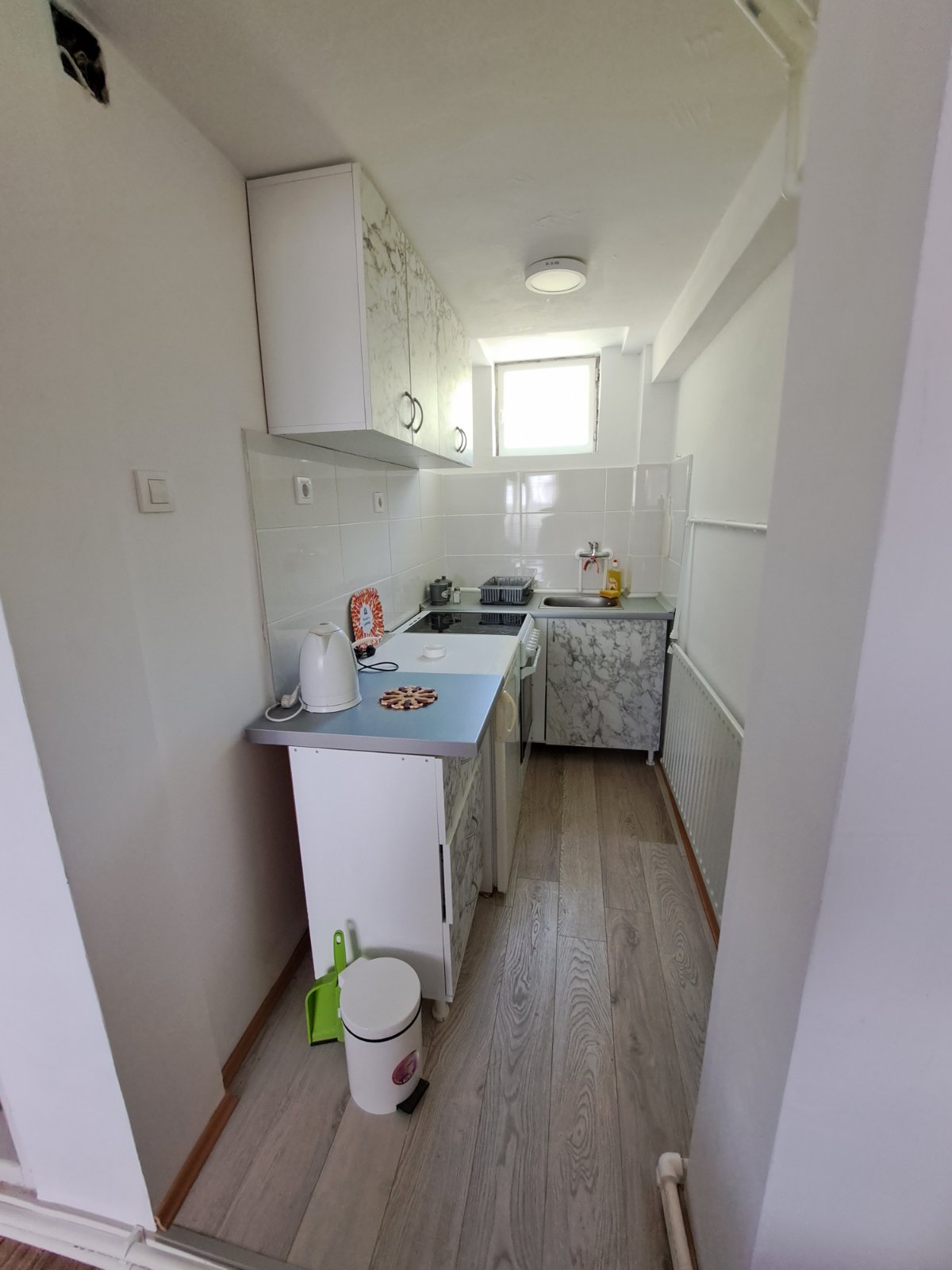 Đokić Apartman2 Kuhinja sa elementima, mali frižider, šporet sa ravnom pločom, sudopera